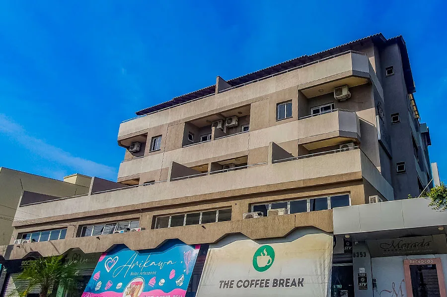 Fachada do Hotel Morada Del Este em Canoas, RS