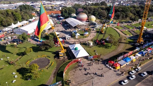 Público e expositores na Expointer: feira agropecuária em Esteio, RS, reunindo inovação, negócios e tradição no maior evento do agronegócio da América Latina.