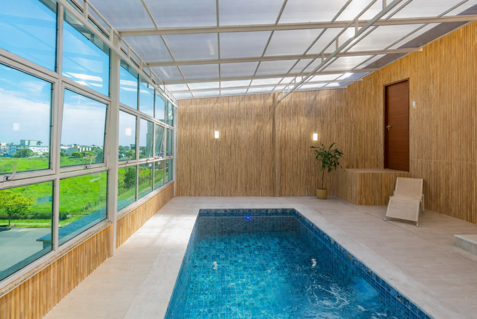 Piscina moderna em ambiente tranquilo