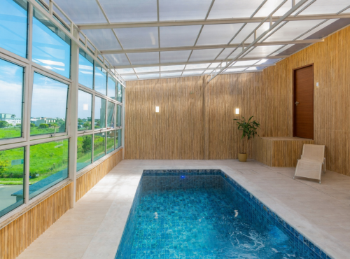 Piscina moderna em ambiente tranquilo